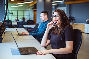 a woman in customer service providing assistance to a company with managed it services